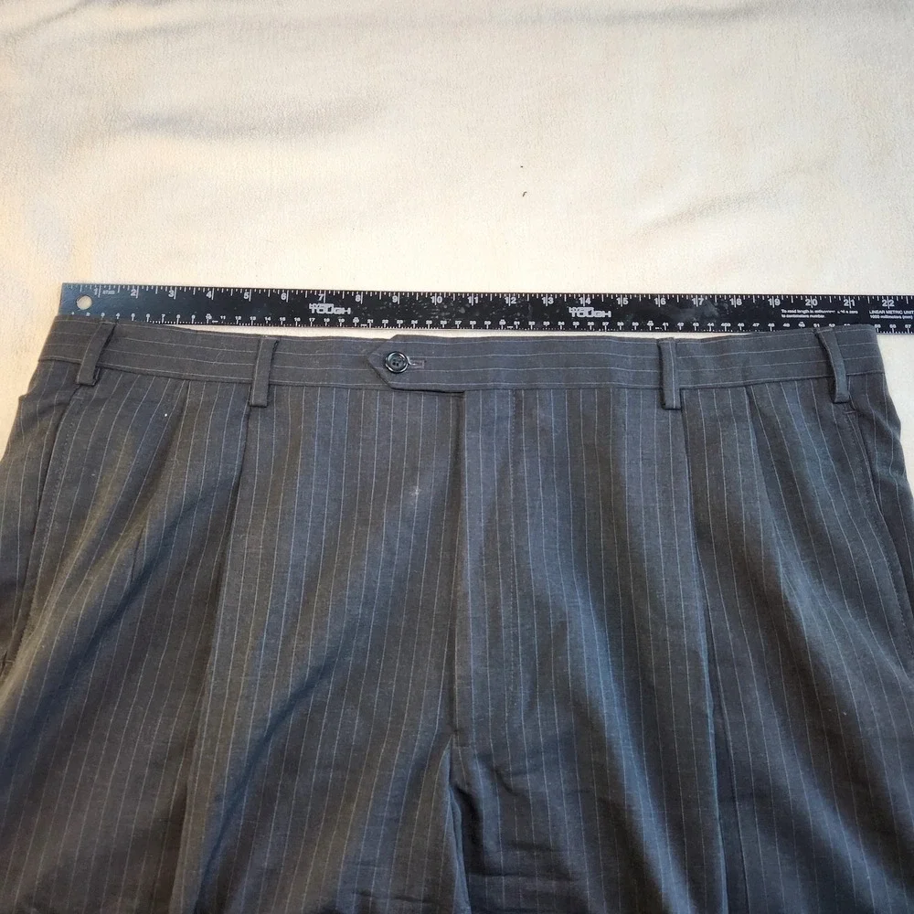 JOS A BANK 2 PC Wool Suit Mens 46R 41R 42 x 28 Gray Chalk Striped Pleated Cuffed